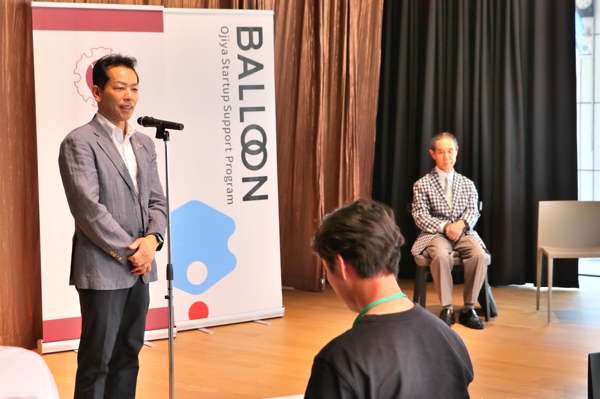 講演会の会場で挨拶をする宮崎市長の画像