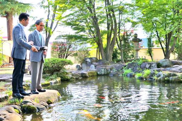 小千谷市内の視察で西脇邸を訪れた松井様と宮崎市長の画像