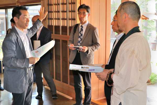 小千谷市内の視察で五智院を訪れた今村様、塚本様と宮崎市長の画像