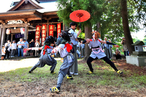 二荒神社の境内で豊年獅子舞を披露している画像