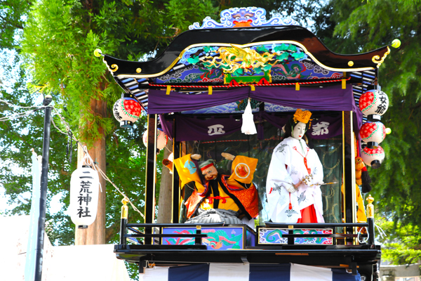 二荒神社境内で披露された巫女爺人形操りの画像