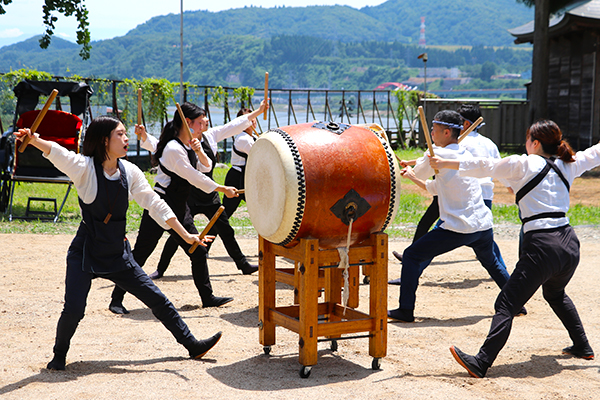 小千谷太鼓を披露する鼓陵会の画像