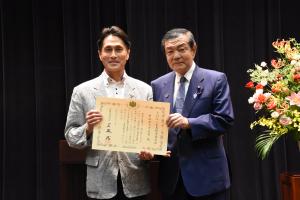 伊東大臣と選定証の画像