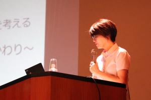 関西弁で和やかにお話する講師の田村圭子さん