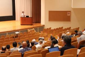 講義を聴く人々と講師の田村さん