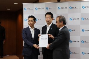 武藤大臣に要望書を渡す花角新潟県知事と宮崎市長の画像