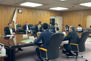 武藤大臣と懇談する花角新潟県知事と宮崎市長の画像