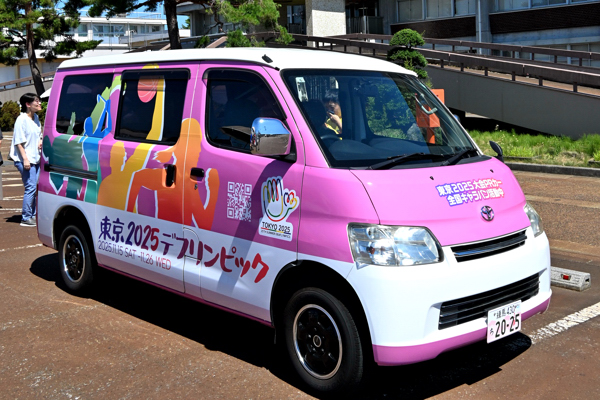 東京デフリンピックキャラバンカーの画像
